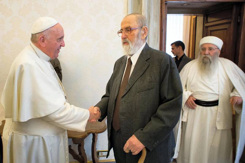 This handout picture released on January 8, 2015 by the Vatican press office shows Pope Francis meeting with Mir Takhsin-Beg (Tahseen Saeed Ali), leader of the Yazidi, today at the Vatican.  AFP PHOTO / OSSERVATORE ROMANO/HO  RESTRICTED TO EDITORIAL USE - MANDATORY CREDIT "AFP PHOTO / OSSERVATORE ROMANO" - NO MARKETING NO ADVERTISING CAMPAIGNS - DISTRIBUTED AS A SERVICE TO CLIENTS (Photo by - / OSSERVATORE ROMANO / AFP)
