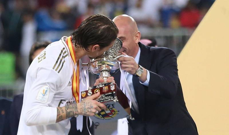Real Madrid's Sergio Ramos (L) receives the Cup. EPA