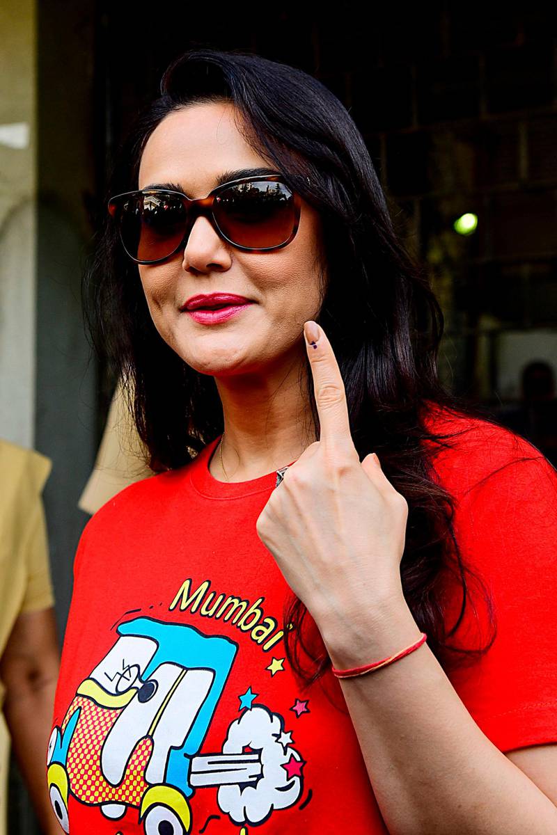 Bollywood actress Preity Zinta shows her inked finger after casting her vote at a polling station during the state assembly election in Mumbai on October 21, 2019.  / AFP / Sujit Jaiswal
