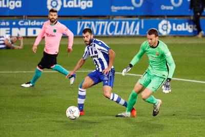 Alaves winger Luis Rioja goes past  Barcelona's goalkeeper Neto to give his side the lead. EPA