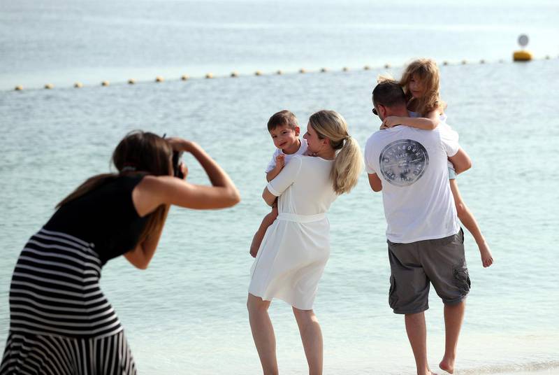 Dubai, United Arab Emirates - Reporter: Kelly Clarke. News. Dubai photographer Paula Hainey offers to take family portraits for free as a parting gift of their Dubai memories for those who have to leave UAE due to Covid-19. Paula with the Leylamian family. Tuesday, June 16th, 2020. Dubai. Chris Whiteoak / The National
