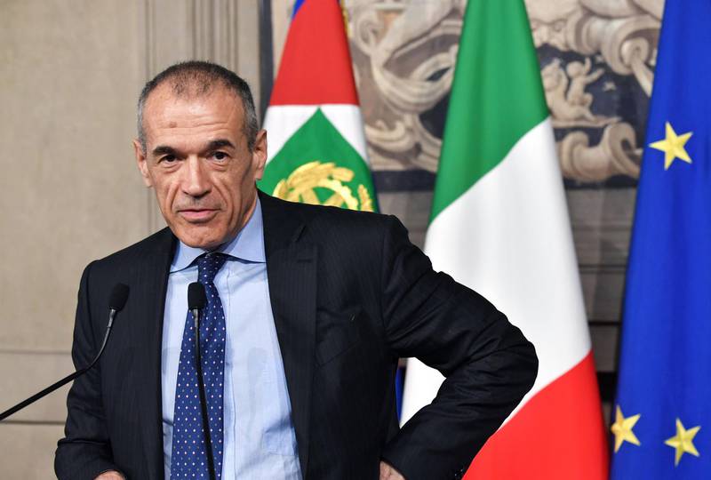 TOPSHOT - Carlo Cottarelli addresses a press conference at the Qurinale presidential palace on May 28, 2018 in Rome after Italian President gave him mandate to form a government.
 Italy's president appointed pro-austerity economist Carlo Cottarelli, 64, to form a potential technocrat government as the country lurched into fresh political chaos following the collapse of a populist bid for power. - 
 / AFP / Andreas SOLARO
