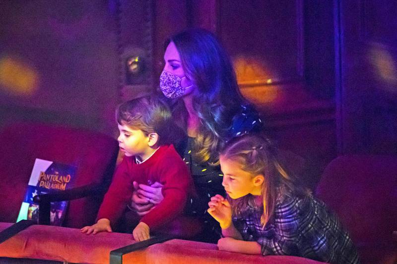 LONDON, ENGLAND - DECEMBER 11: Catherine, Duchess of Cambridge, Prince Louis and Princess Charlotte attend a special pantomime performance at London's Palladium Theatre, hosted by The National Lottery, to thank key workers and their families for their efforts throughout the pandemic on December 11, 2020 in London, England. (Photo by  Aaron Chown - WPA Pool/Getty Images)