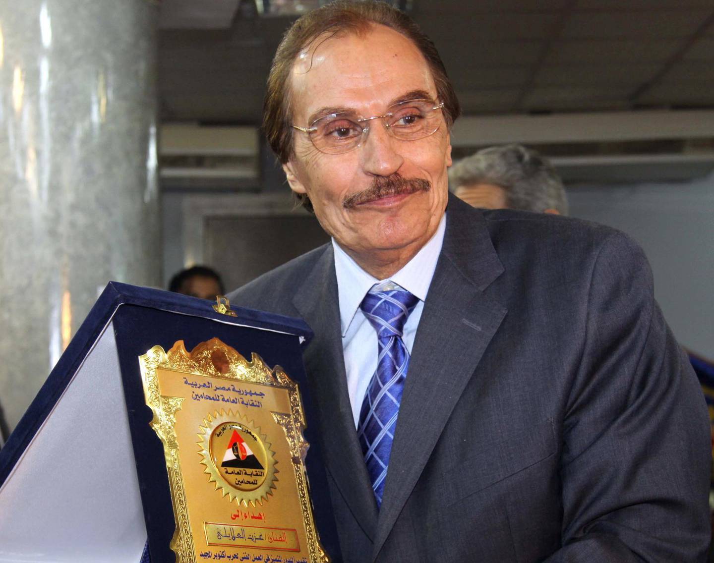 epa08988446 (FILE) - Egyptian actor Ezzat El Alaili poses for photographers with his award during an honoring held for the actors who participated in making films about the 6th of October war, in Cairo, Egypt, 18 October 2009 (reissued 05 February 2021). El Alaili died in Cairo, Egypt, on 05 February 2021 at the age of 86.  EPA/MOHAMED OMAR