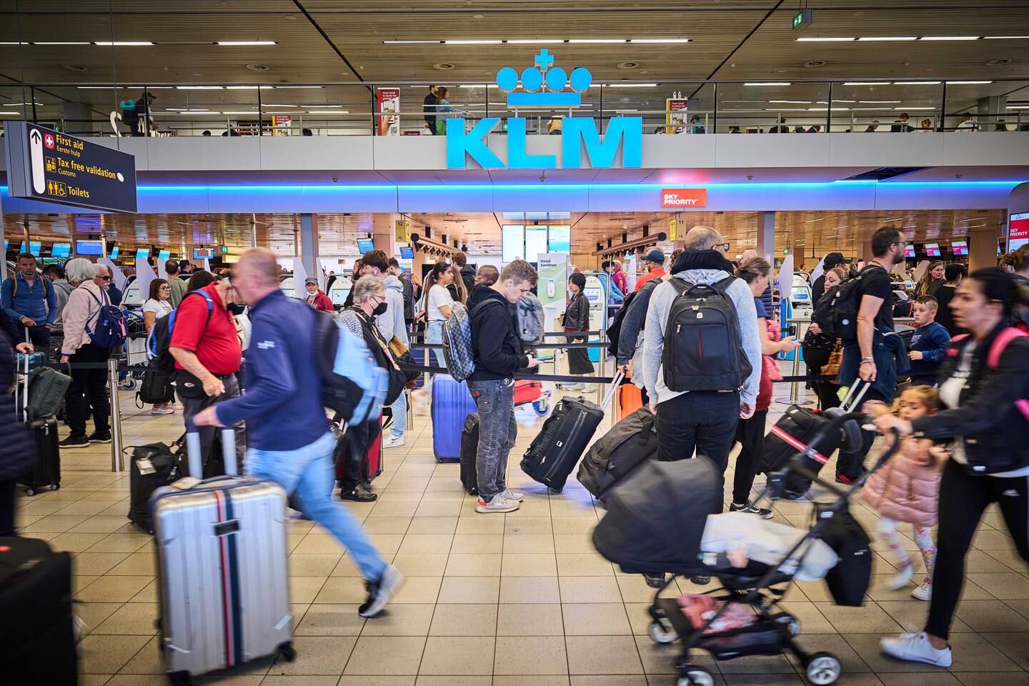 Travellers queue at the departure hall at Schiphol airport in Amsterdam on June 5, amid flight cancellations and a surge in travel demand. EPA / Phil Nijhuis
