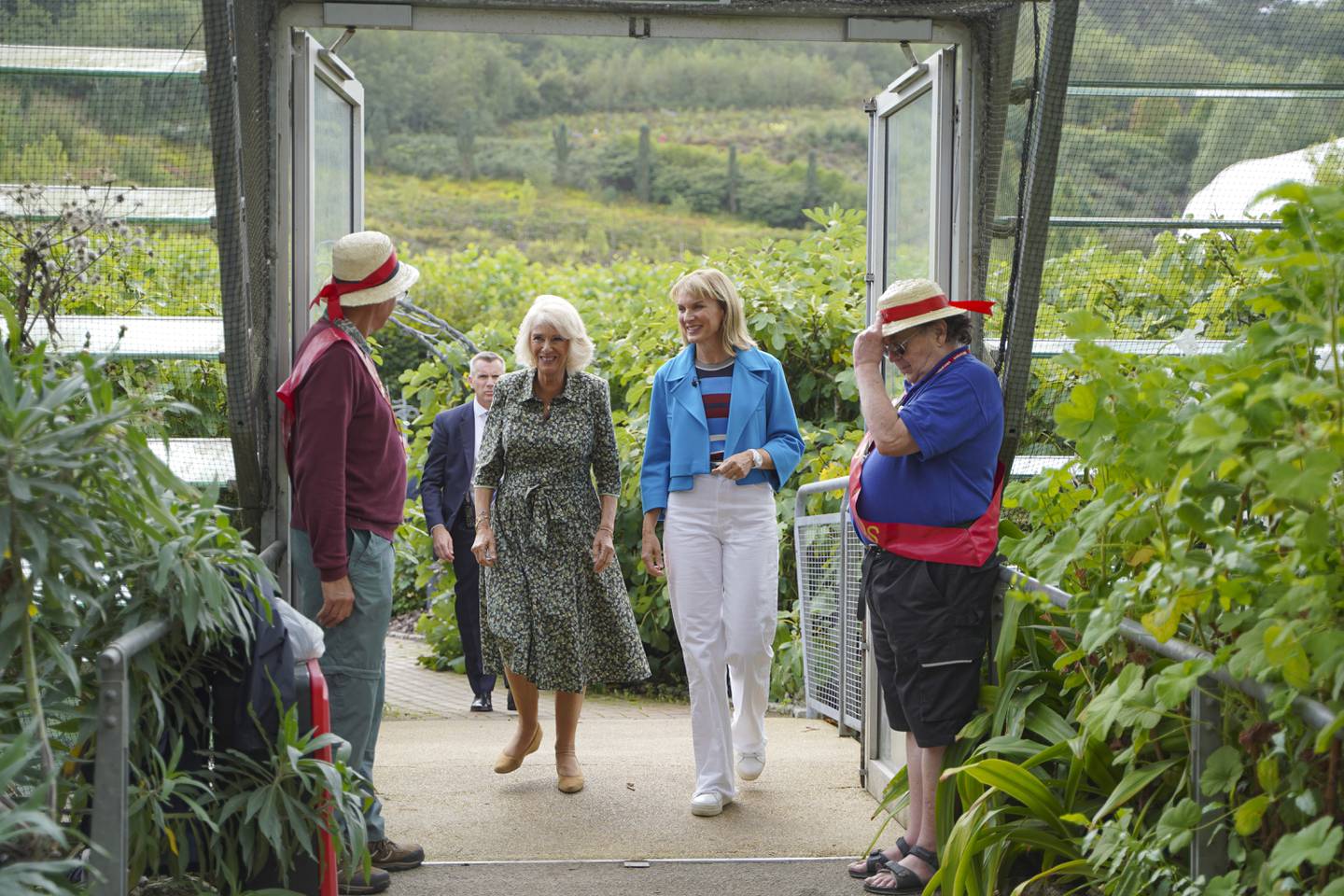 La reine consort Camilla et la présentatrice du spectacle Fiona Bruce entrent dans l'Eden Project à Cornwall.  Pennsylvanie