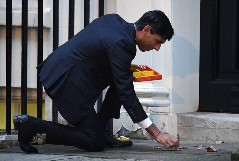 Der britische Premierminister Rishi Sunak zündet in der Downing Street eine Kerze für Diwali an.  Getty Images