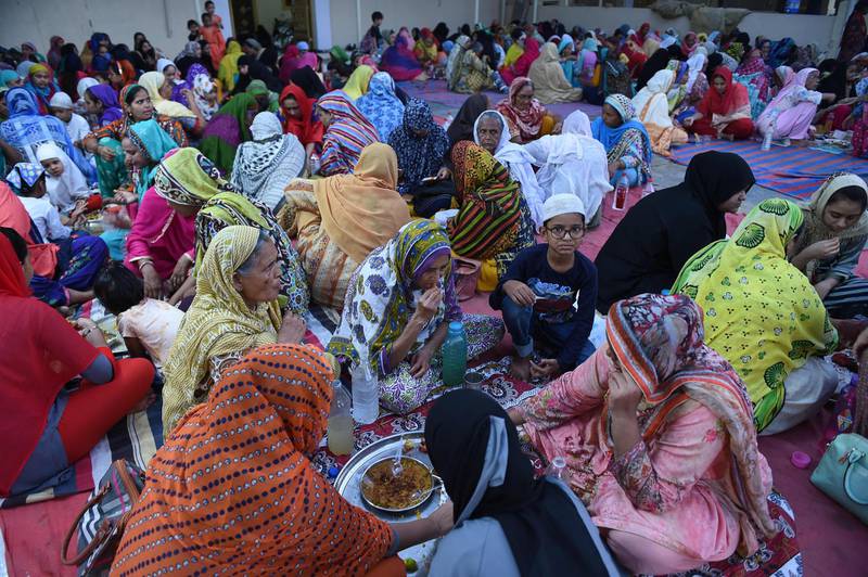 Indian muslims break their fast at Jamman Shah Dargah And Mosque in Ahmedabad. AFP