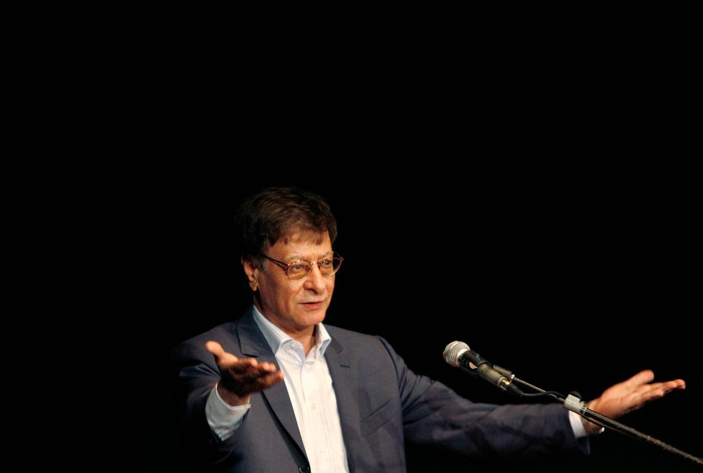 Palestinian poet and journalist Mahmoud Darwish gestures during his show in the northern Israeli city of Haifa July 15, 2007. Darwish, seen as a symbol of Palestinian nationalism, made his first appearance in Israel on Sunday since his self-imposed exile from Israel, where he lived until 1971.  REUTERS/Gil Cohen Magen (ISRAEL) - GM1DVSCPPCAA