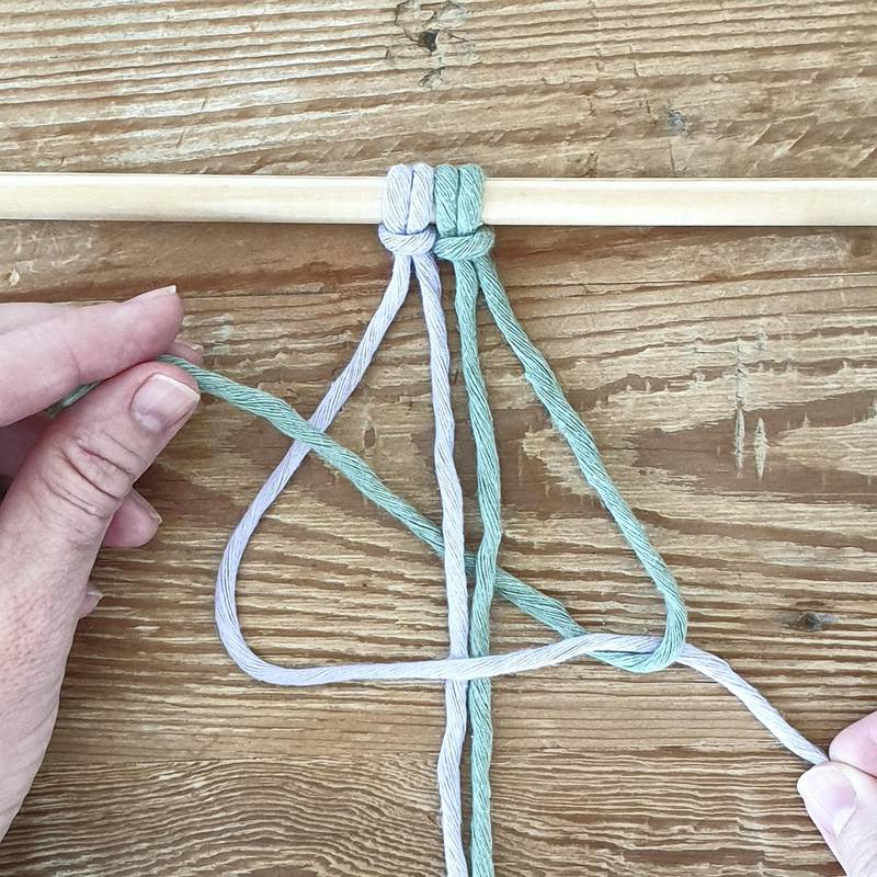 Bring the right knotting rope to the left side by going behind the two centre filler cords and through the four-shaped loop made by the first left knotting cords.