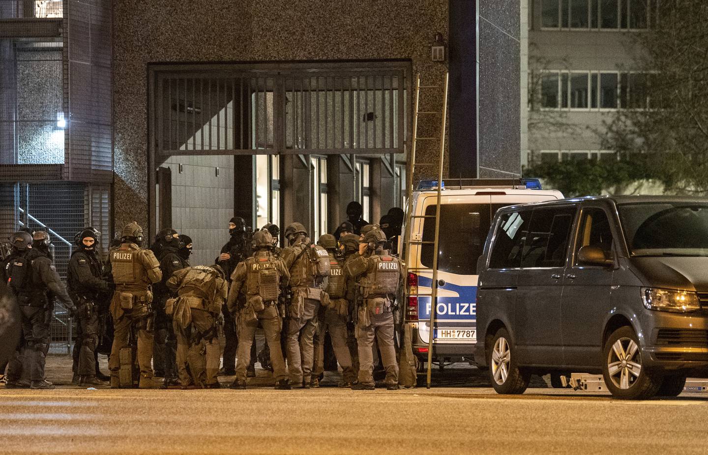 Bewaffnete Polizisten versammeln sich in der Nähe des Tatortes in Hamburg.  AP
