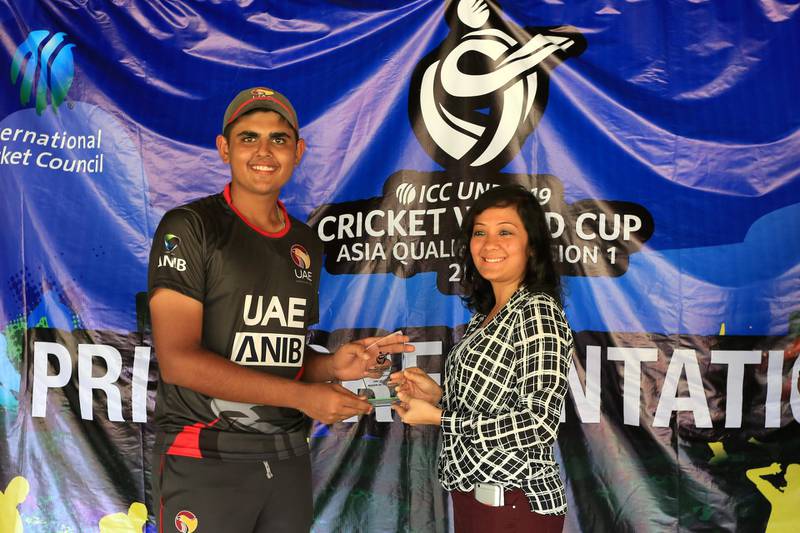 UAE capatain Aryan Lakra receives the Player of the Series award from tournament director Niteesha Kothari at the Under 19 World Cup Qualifier in Malaysia. Courtesy ICC