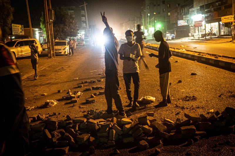 Sudanese protesters make a barricade on a road during their protest calling for the civilian goverment in Omdurman, the twin city of Khartoum, on June 22, 2019. Sudanese protest leaders said today they accepted the creation of a civilian-majority governing body for a political transition in Sudan as proposed by an Ethiopian envoy. / AFP / Yasuyoshi CHIBA

