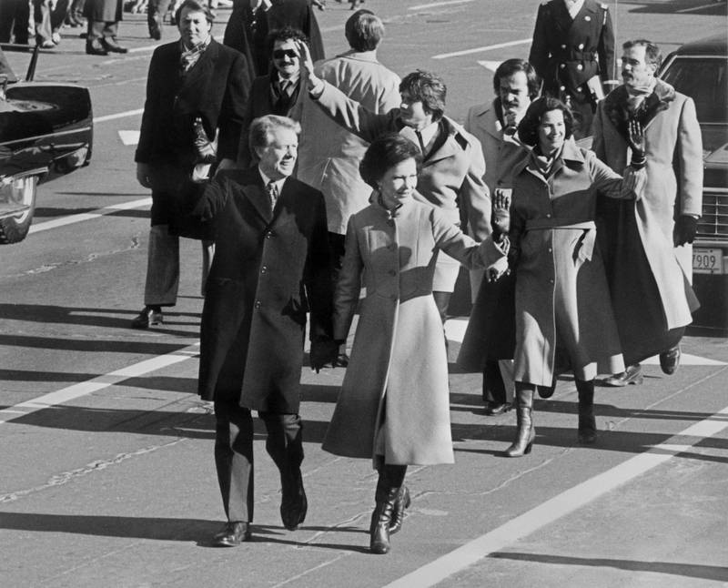 Walking hand in hand, ex President Jimmy Carter accompanied by his wife Rosalyn and her daughter Amy followed by the rest of the family walk in the inaugural parade in Washington 21 January 1977. This is the first time in history that a president has not ridden towards the White House in a carriage or automobile in the grand parade to celebrate his taking the oath of office.
(FILM)   AFP PHOTO (Photo by STRINGER / AFP)