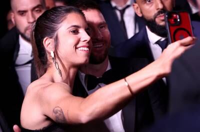 Spanish player Alba Redondo takes a selfie with Messi. EPA