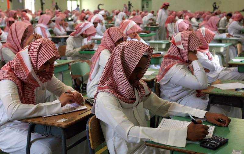 Secondary students sit for an exam in a government school in Riyadh June 15, 2008. Tens of thousands of Saudi students from elementary, middle and high schools have started their one-week mid-term exams.  REUTERS/Fahad Shadeed (SAUDI ARABIA) - GM1E46F1C6L01