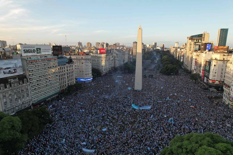 Người hâm mộ Argentina ăn mừng chức vô địch World Cup 2022 sau trận chung kết gay cấn với Pháp tại Obelisk ở Buenos Aires vào Chủ nhật, ngày 18 tháng 12 năm 2022. AFP