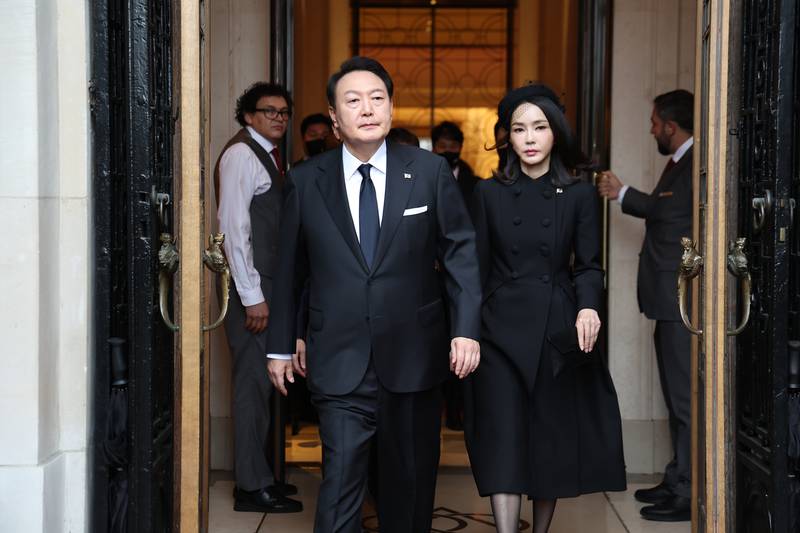 South Korea's first couple leave a hotel in London to attend the state funeral of Britain's Queen Elizabeth II, in September 2022.  EPA