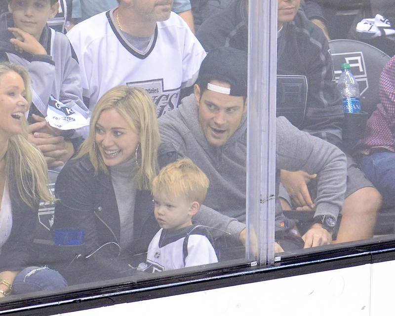 LOS ANGELES, CA - JUNE 07: (L-R) Hilary Duff, Luca Comrie and Mike Comrie attend a hockey game between the New York Rangers and the Los Angeles Kings in Game Two of the 2014 NHL Stanley Cup Final at the Staples Center on June 7, 2014 in Los Angeles, California.   Noel Vasquez/Getty Images/AFP (Photo by Noel Vasquez / GETTY IMAGES NORTH AMERICA / Getty Images via AFP)