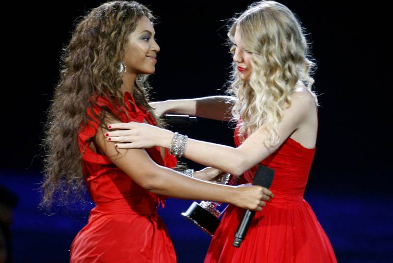 Taylor Swift greets Beyonce after being invited by Beyonce to finish her previously interrupted acceptance speech for best female video at the 2009 MTV Video Music Awards in New York, September 13, 2009. Reuters