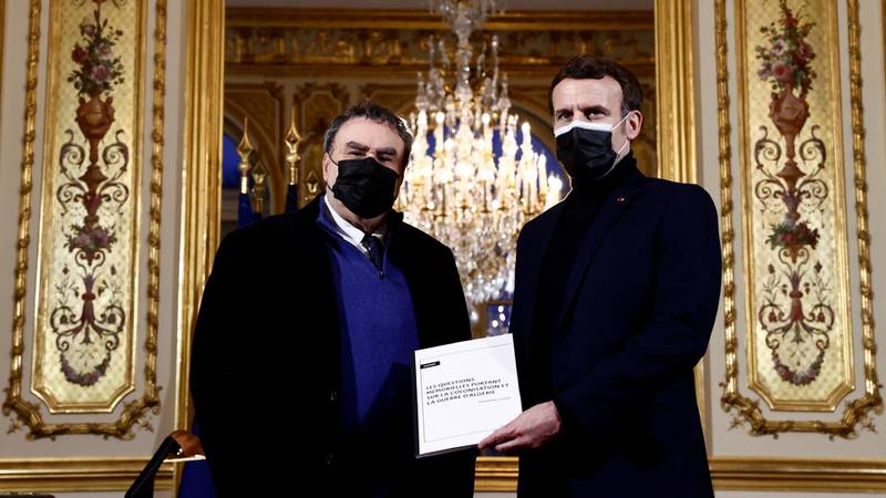 epa08952621 French President Emmanuel Macron meets historian Benjamin Stora for the delivery of the report on the memory of the colonisation and the Algerian war at the Elysee Palace in Paris, France, January 20, 2021.  EPA/CHRISTIAN HARTMANN / POOL  MAXPPP OUT