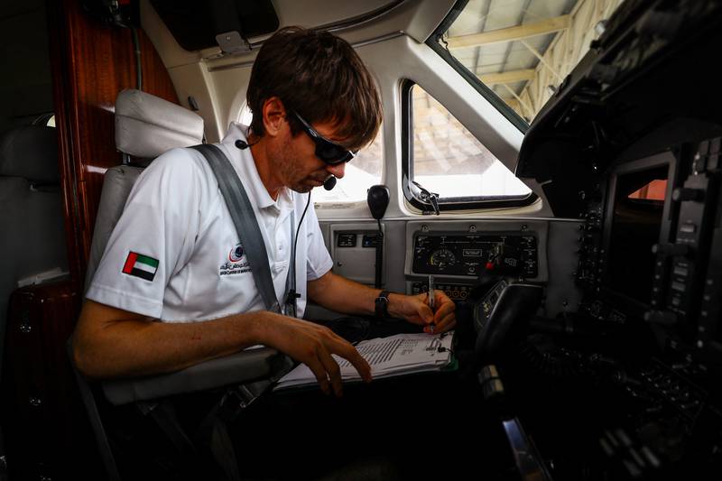 Pilot Michael Anstis skriver en værmelding før skyfrøflyvningen fra Al Ain.