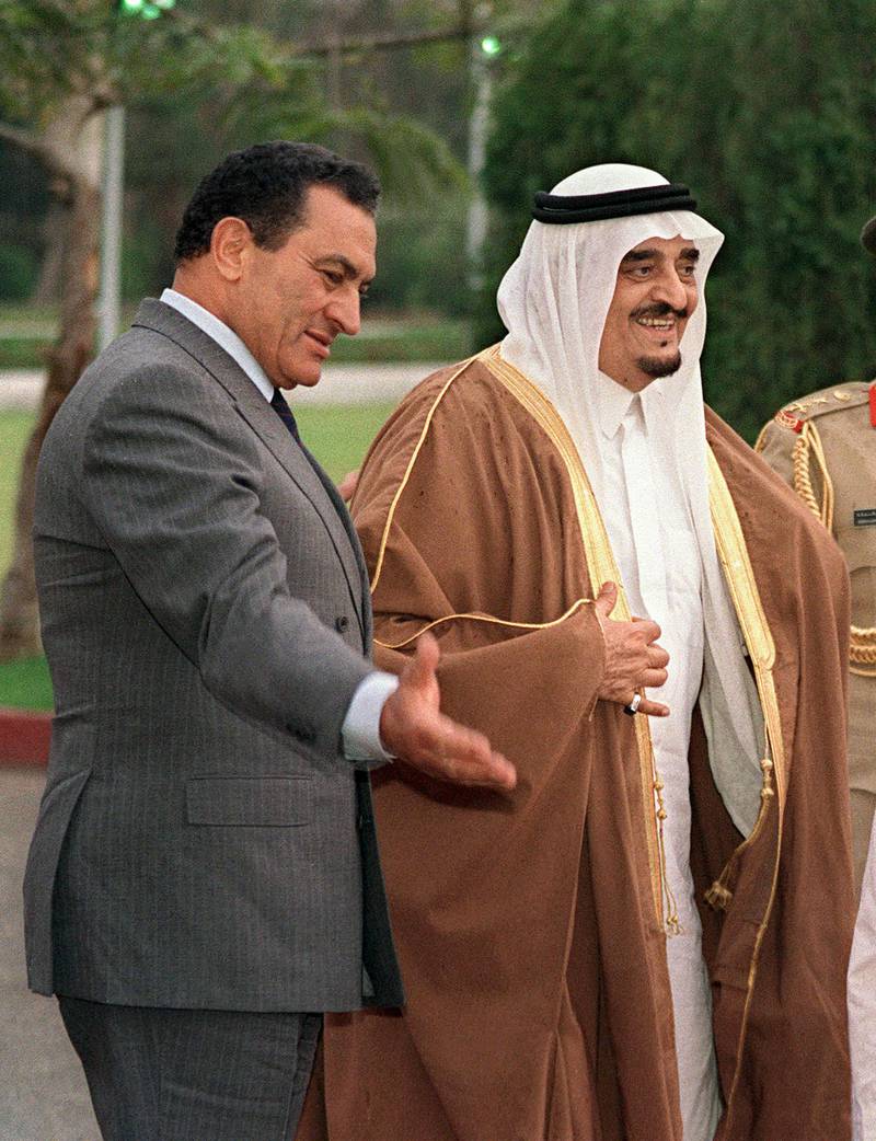 King Fahd bin Abdul Aziz (R) of Saudi Arabia smiles as Egyptian President Hosni Mubarak welcomes him 27 March 1989 in Cairo at the start of a four-day official visit to Egypt. King Fahd, born in 1923, is a son of King Abdul Aziz bin Abdul Rahman al-Saud (Ibn Saud), founder of the modern Kingdom of Saudi Arabia. AFP PHOTO MIKE NELSON (Photo by MIKE NELSON / AFP)