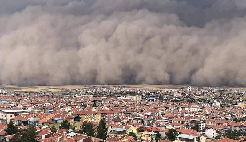 A handout TV grab made available by the Demiroren News Agency (DHA) on September 12, 2020, shows a freak sandstorm sweeping over Polatli, in Ankara, on September 12, 2020. - A freak sandstorm hit Ankara on September 12, 2020, the Turkish capital's mayor said, as officials said six people were injured after strong winds. (Photo by Handout / DHA / AFP) / Turkey OUT / RESTRICTED TO EDITORIAL USE - MANDATORY CREDIT "AFP PHOTO / DEMIROREN NEWS AGENCY" - NO MARKETING NO ADVERTISING CAMPAIGNS - DISTRIBUTED AS A SERVICE TO CLIENTS