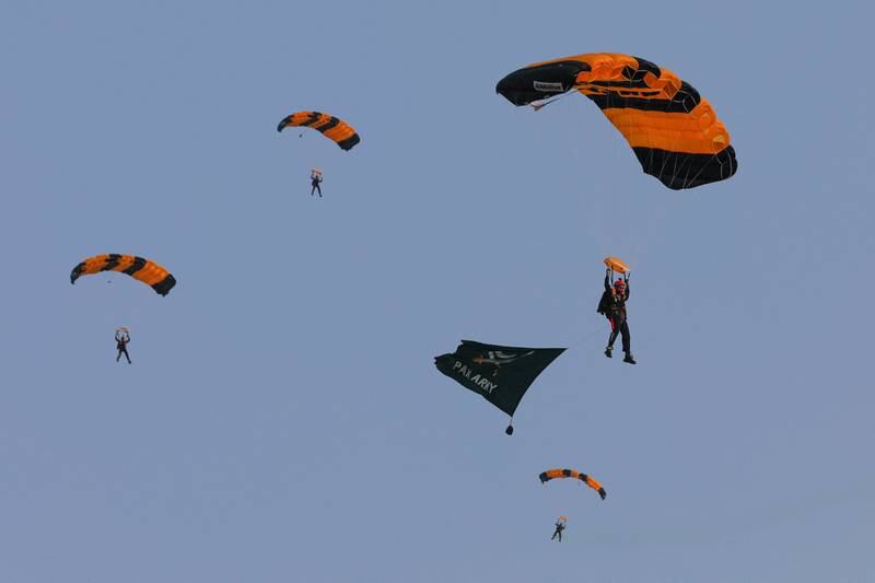 Members of the Pakistan armed forces during a parachute demonstration. Reuters