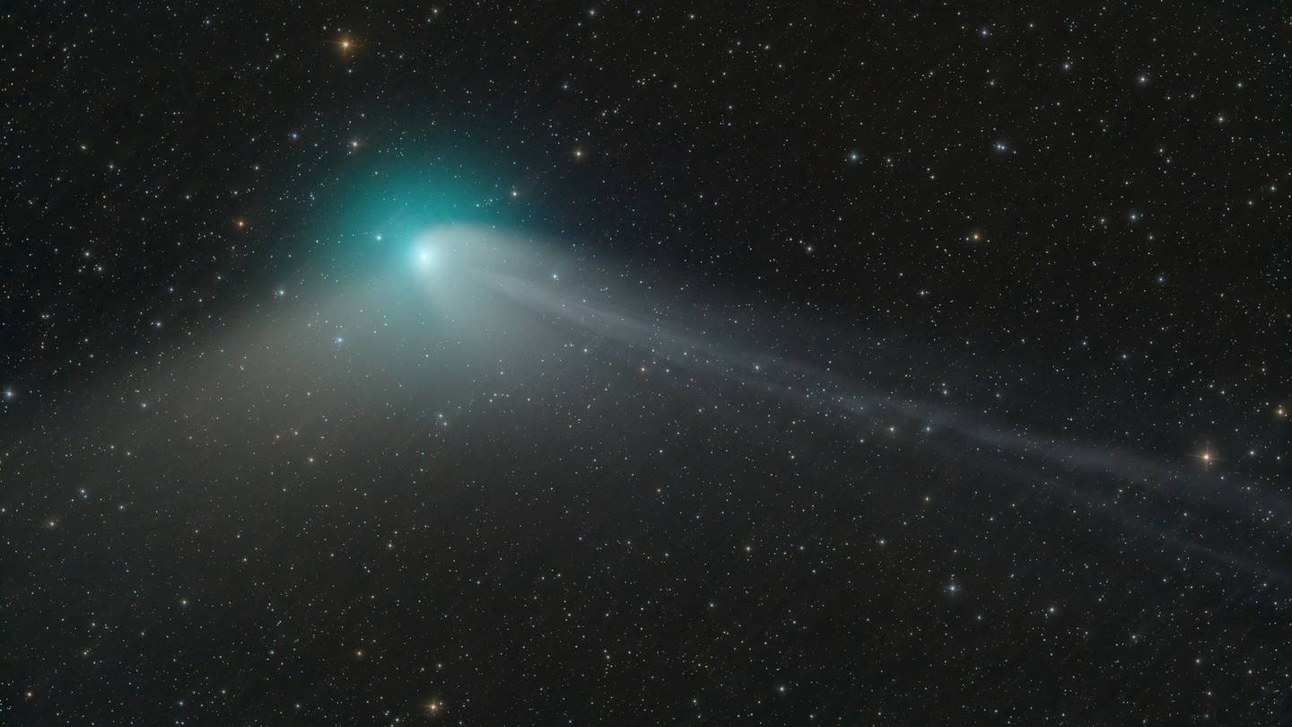 Magnificent green comet pictured from around the world