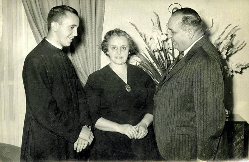 Handout picture released by Bergoglio's family of Argentine Jorge Bergoglio, now Pope Francis (L), his mother Maria Regina Sivori (C) and his father Mario Jose Bergoglio  pictured during 1958 in Buenos Aires. AFP PHOTO/HO/Bergoglio Family   RESTRICTED TO EDITORIAL USE-NO MARKETING - NO ADVERTISING CAMPAIGNS - MANDATORY CREDIT "AFP PHOTO/HO/Bergoglio Family" - DISTRIBUTED AS A SERVICE TO CLIENTS (Photo by HO / Bergoglio Family / AFP)