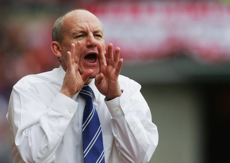 SUNDERLAND, UNITED KINGDOM - SEPTEMBER 15:  Steve Coppell, manager of Reading gives out instructions during the Barclays Premier League match between Sunderland and Reading at the Stadium of Light on September 15, 2007 in Sunderland, England.  (Photo by Matthew Lewis/Getty Images)