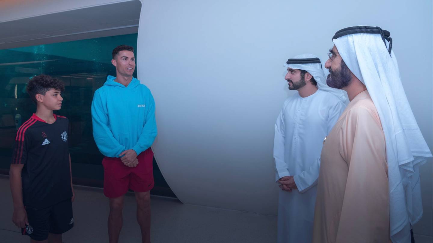 Шейх Мохаммед бин Рашид, вице-президент и правитель Дубая, и наследный принц шейх Хамдан бин Мохаммед беседуют со звездой футбола Криштиану Роналду.  Фото: Шейх Хамдан/Instagram