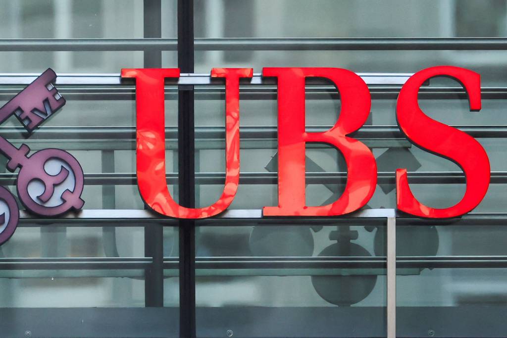 UBS to buy Credit Suisse