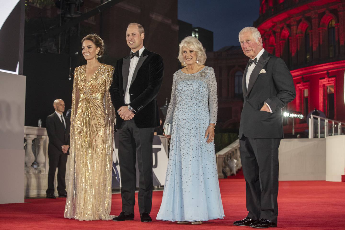 De gauche à droite, Catherine, duchesse de Cambridge ;  le prince William, duc de Cambridge ;  Camilla, duchesse de Cornouailles ;  et le prince Charles, prince de Galles, assistent à la première mondiale de 