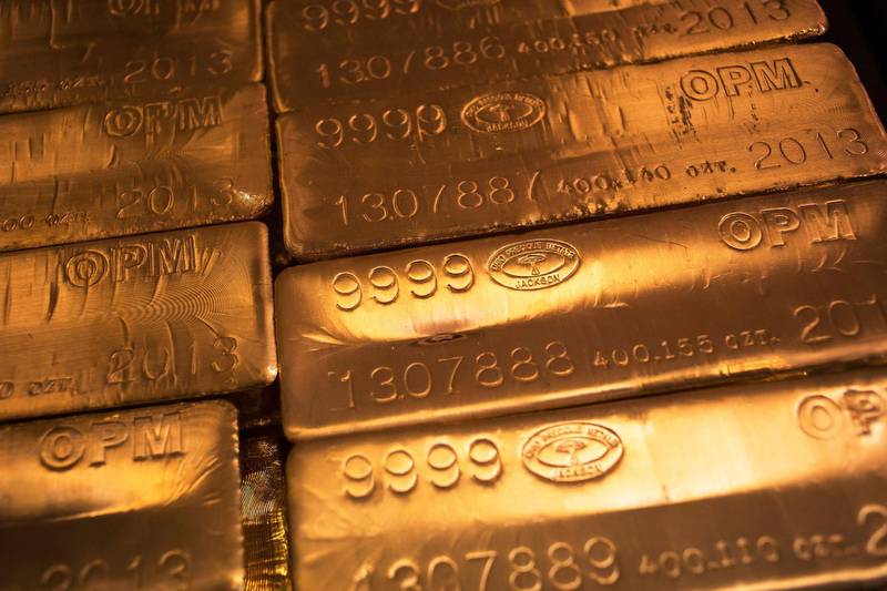 FILE PHOTO: 24 karat gold bars are seen at the United States West Point Mint facility in West Point, New York June 5, 2013.  REUTERS/Shannon Stapleton/File Photo