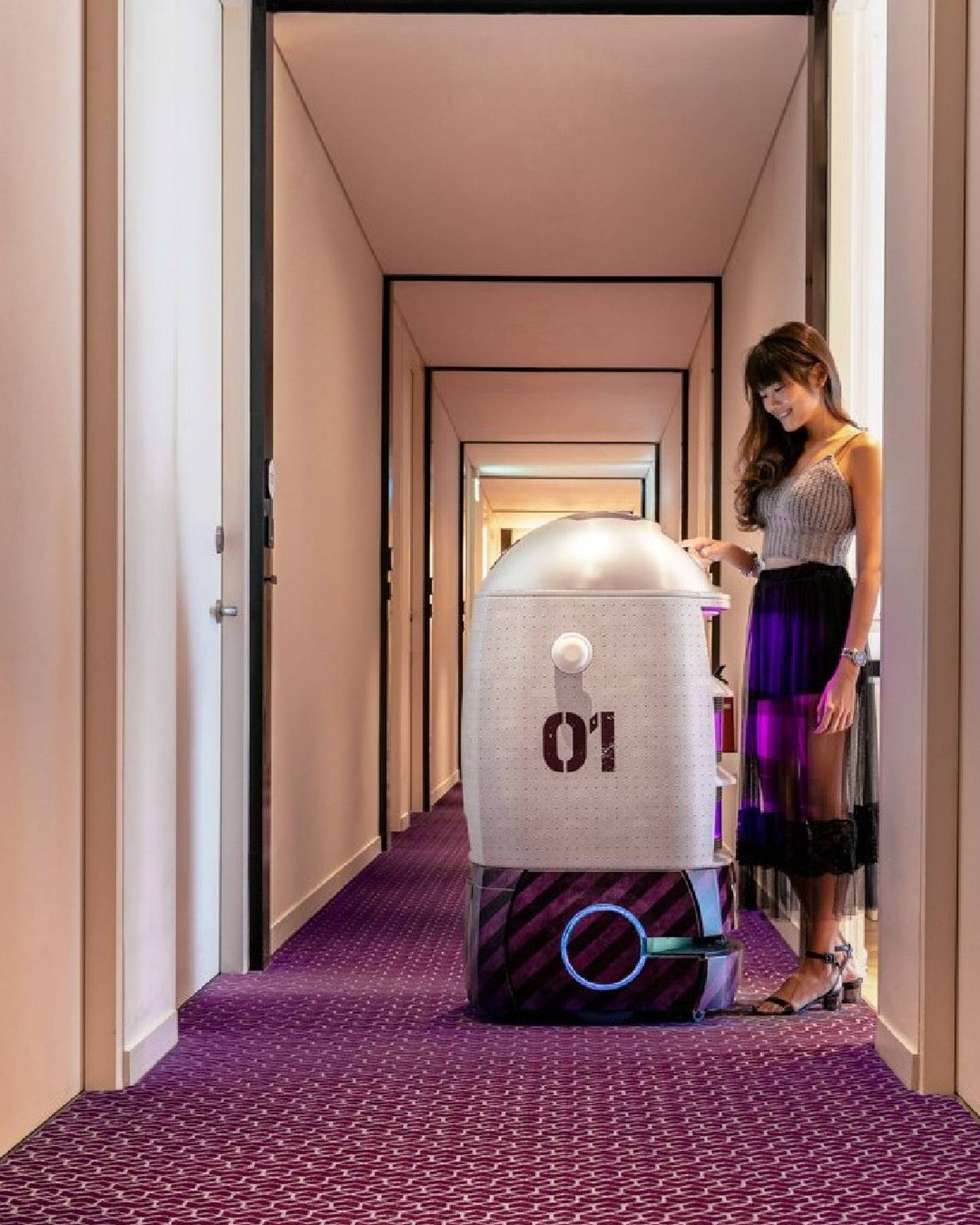 سيقدم المسافرون المقيمون في فندق Yotel Oxagon خدمة روبوت الكونسيرج.  الصورة: Yotel / Facebook