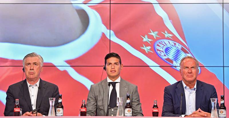 epa06082989 Bayern Munich's new player James Rodriguez (C) sits next to head coach Carlo Ancelotti (L) and CEO Heinz Rummenigge (R) as James is presented during a press conference in Munich, Germany, 12 July 2017. German Bundesliga soccer club Bayern Munich announced on 11 July 2017 James Rodriguez comes from Spain's Real Madrid on a two-year loan.  EPA/LUKAS BARTH