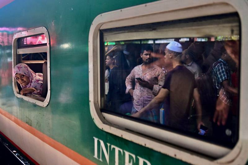 周三，达卡机场火车站的一列火车载着乘客前往家乡过开斋节。 法新社
