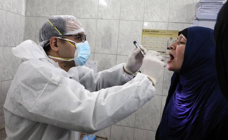 epa08389218 A doctor checks a patient at the Imbaba Fevers Hospital in Cairo, Egypt, 28 April 2020. Countries around the world are taking increased measures to stem the widespread of the SARS-CoV-2 coronavirus which causes the COVID-19 disease  EPA/KHALED ELFIQI