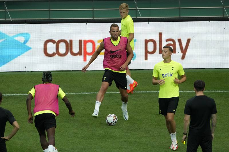 Tottenham's Harry Kane, centre, exercises during a training session. AP Photo 