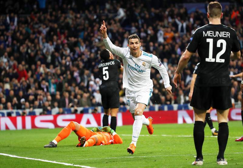 epaselect epa06525753 Real Madrid's Cristiano Ronaldo (C) celebrates after scoring the 2-1 lead during the UEFA Champions League round of 16, first leg soccer match between Real Madrid and Paris Saint-Germain (PSG) at Santiago Bernabeu stadium in Madrid, Spain, 14 February 2018.  EPA/JUANJO MARTIN