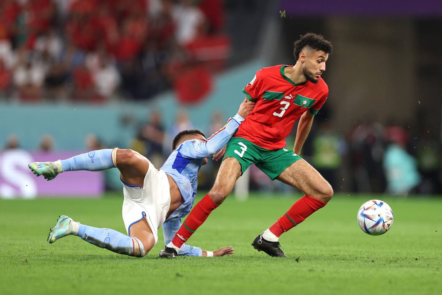 Noussair Mazraoui en action pour le Maroc contre l'Espagne lors de la Coupe du monde 2022 au Qatar.  Getty Images