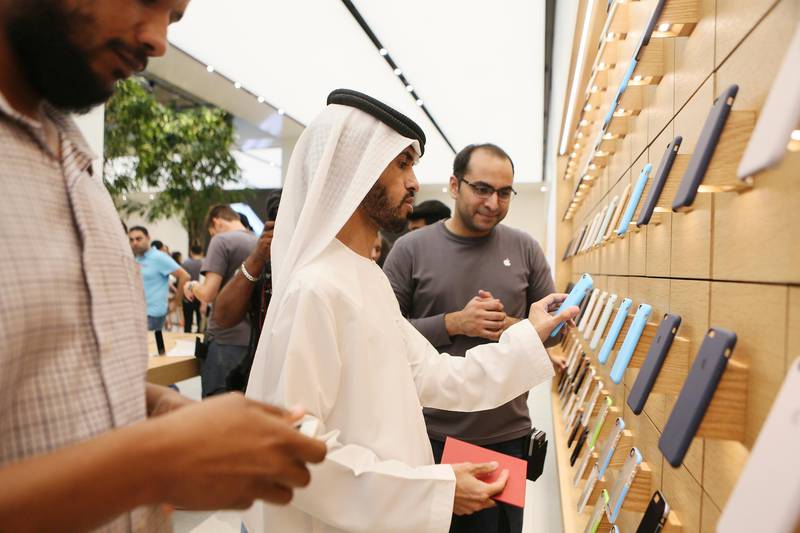Айфон 14 в дубае. Эпл стор в Дубае. Дубай Молл Apple 2022. Apple Store в Дубае. Магазин Apple в Дубае.