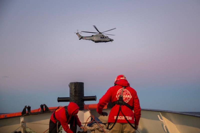 A rescue helicopter leaves after evacuating a mother and her new born baby following their rescue with other nearly 300 migrants off the coast of Libya on December 21, 2018 by Proactiva Open Arms organisation. Italy on December 22, 2018 closed its ports to hundreds of migrants rescued off Libya who face a chilly Christmas at sea after a mother and newborn baby were evacuated to Malta.
 / AFP / Olmo CALVO
