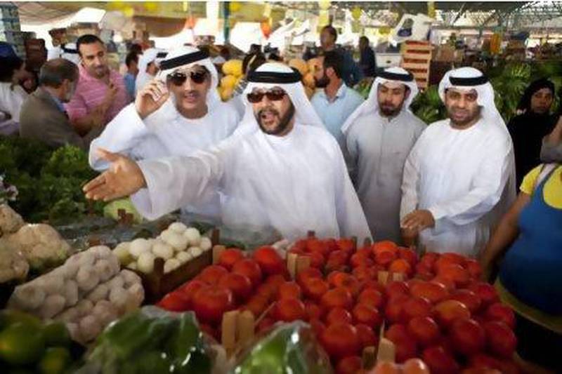 Dr Hashem Al Nuaimi, centre, head of consumer protection at the Ministry of Economy, tours the Dubai fruit and vegetable market to make sure that prices are not being hiked during Ramadan. Antonie Robertson / The National