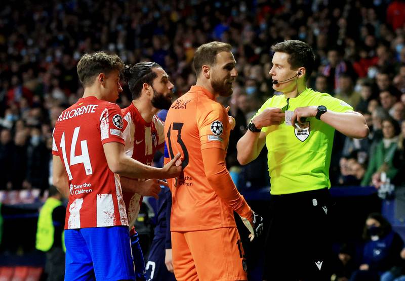 Atletico Madrid's Jan Oblak and teammates remonstrate with the referee. Action Images