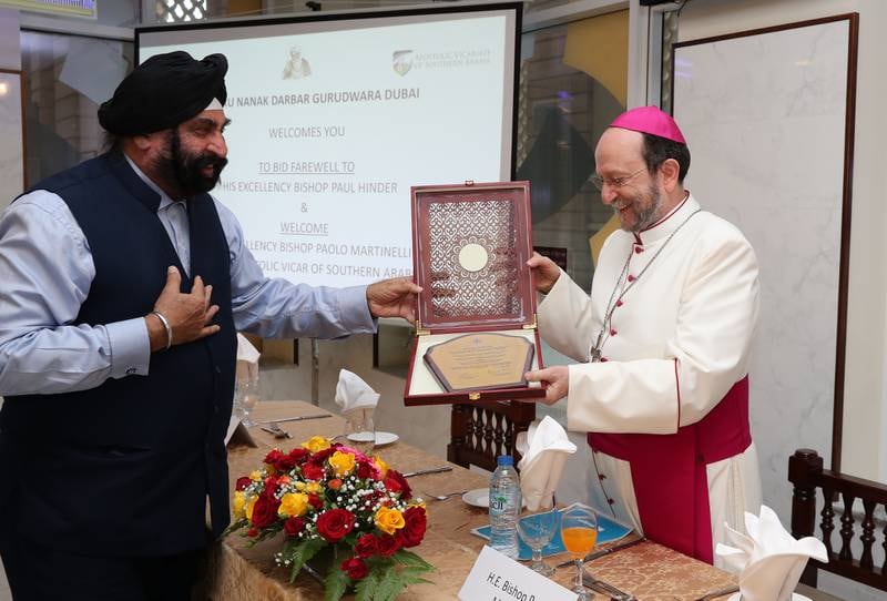 Dr Kandhari presents Bishop Martinelli with a plaque.