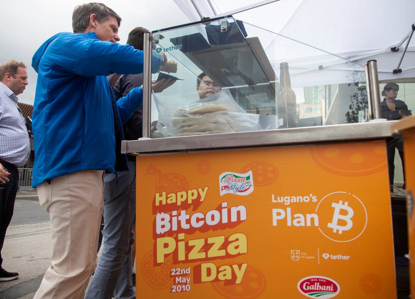 Free pizza is offered during the "Happy Bitcoin Pizza Day" ahead of the World Economic Forum (WEF) in Davos, Switzerland, May 22, 2022.  Picture taken May 22, 2022.      REUTERS / Arnd Wiegmann
