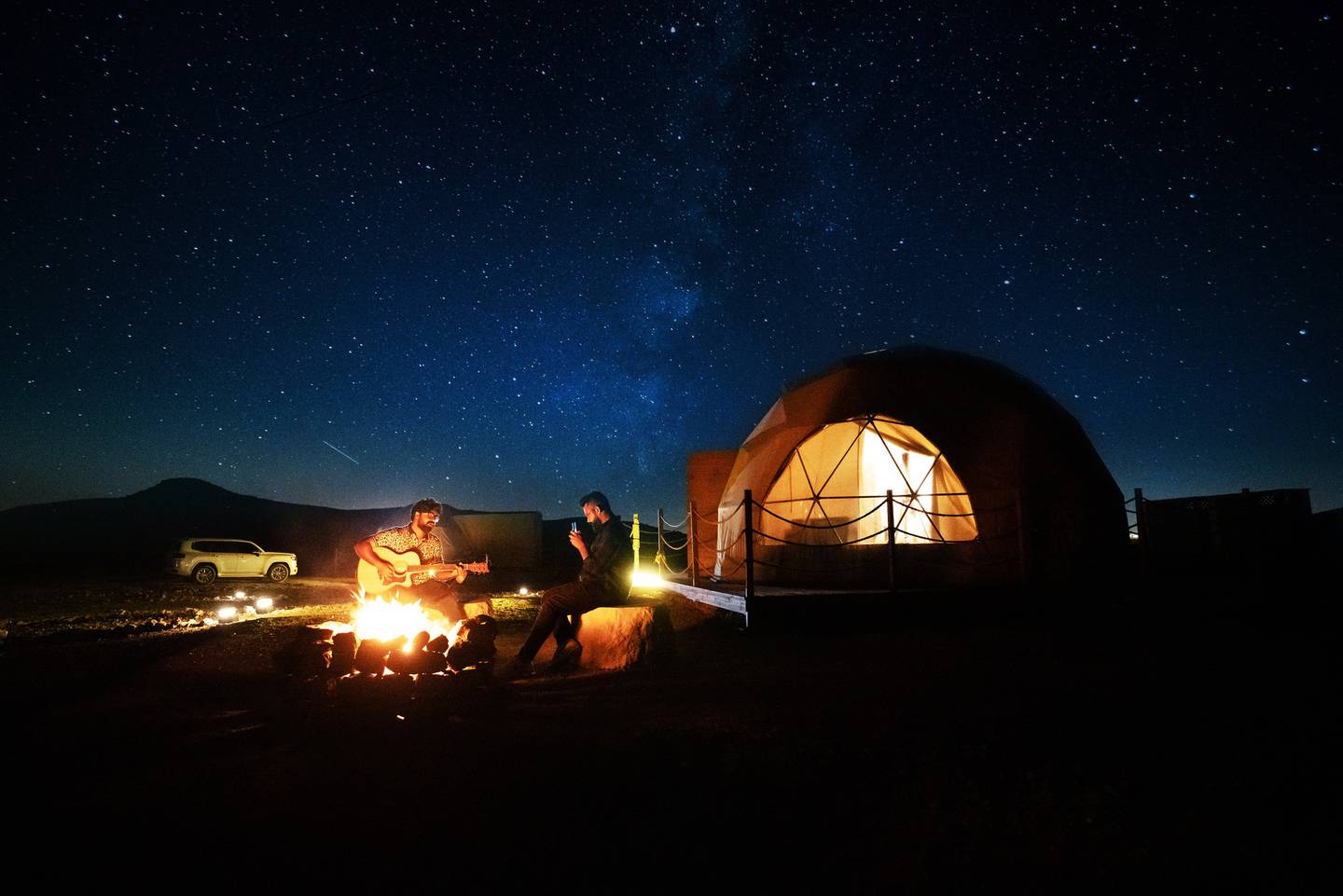 الإفطار تحت النجوم في جبل حوف.  الصورة: منتزه جبل حفيظ الصحراوي